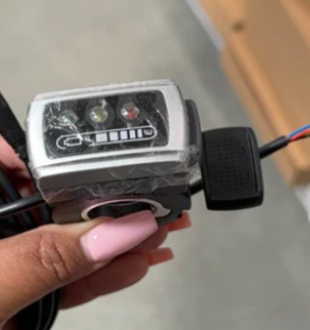 GUT112/GUT140/GUT164/GUT165/GUT142/GUT121/GUT173/GUT184-Battery LED display with accelerator with quick-connect waterproof wire(New version)