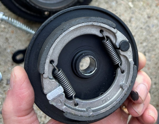 GUT112/GUT142/GUT173/GUT184-Rear wheel brake cable fixing disc